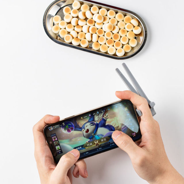 Free-hands snack chopsticks